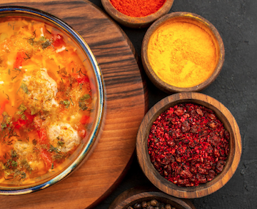 uma lasanha com vários temperos em sua volta