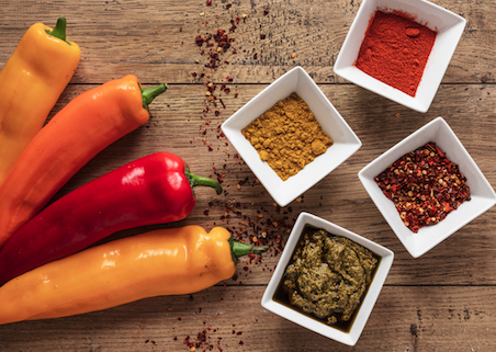 vários temperos em cima de uma mesa dentro de potinhos