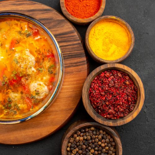 temperos colocados em potes na mesa ao lado de um prato